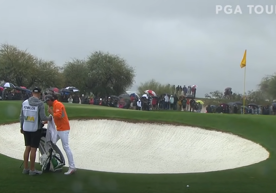 리키파울러 선수가 공을 드롭 후 샷을 준비하는 상황