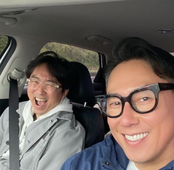 장항준씨가 윤종신씨와 함께 찍은 사진입니다.