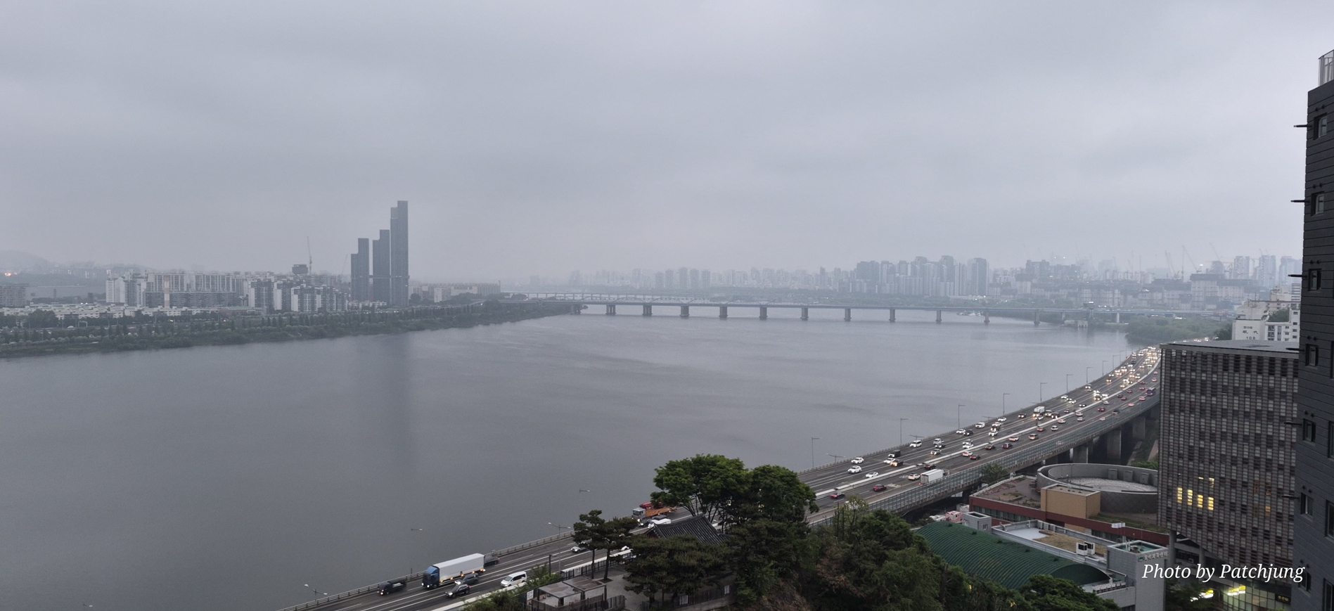 2026년 4월 28일 화요일, 흑석동 아크로리버하임에서 본 안개 낀 한강 전경과 무채색의 새벽 풍경