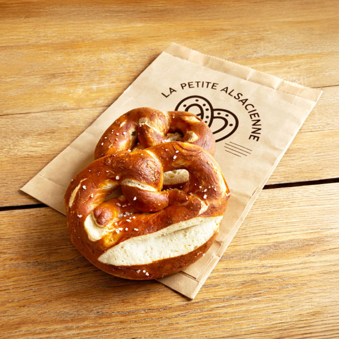 노동자의 성모 성당 근처 빵집의 프레첼, 알자스풍 빵과 함께 즐기는 파리 14구 동네 빵집 분위기