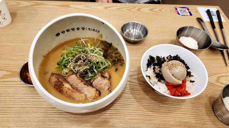 [화성 동탄 맛집] 탄탄면공방 동탄호수공원점 / 탄탄면 전문점 - 돈코츠라멘, 간장계란밥