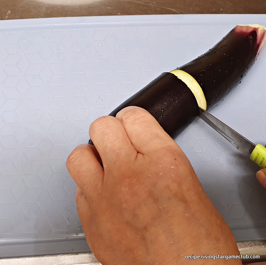 가지 무침을 하기위해 가지를 잘라주는 사진