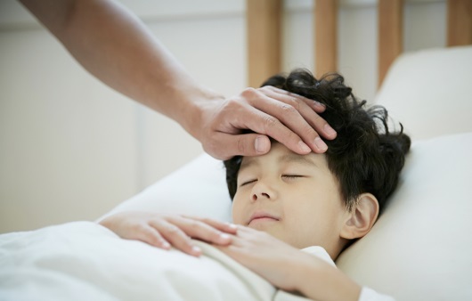 아파서 누워있는 아이