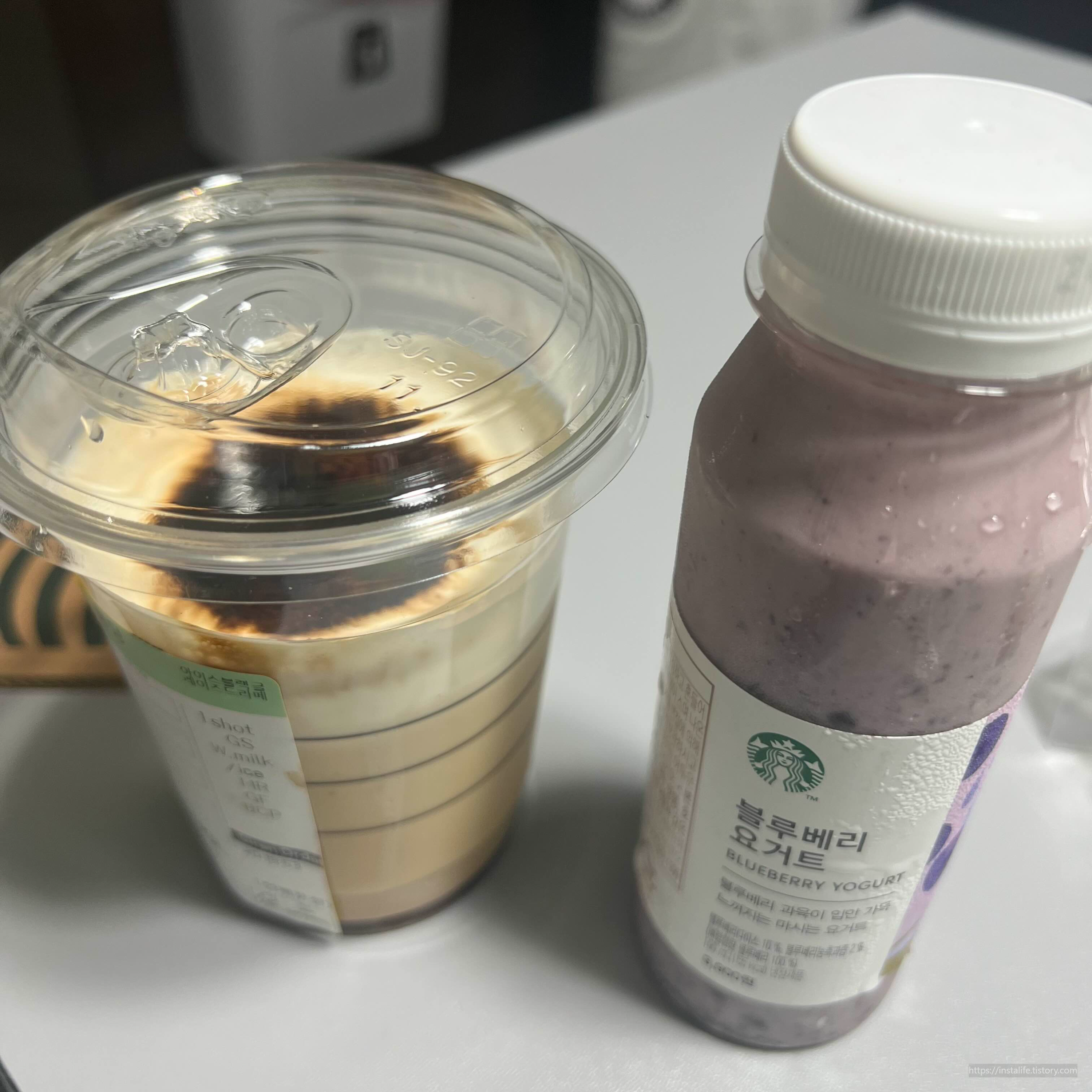 아이스 블랙 글레이즈드 라떼+ 블루베리 요거트 이미지 입니다.