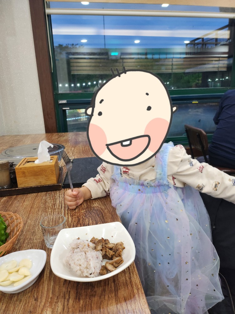 식사를 하는 아이