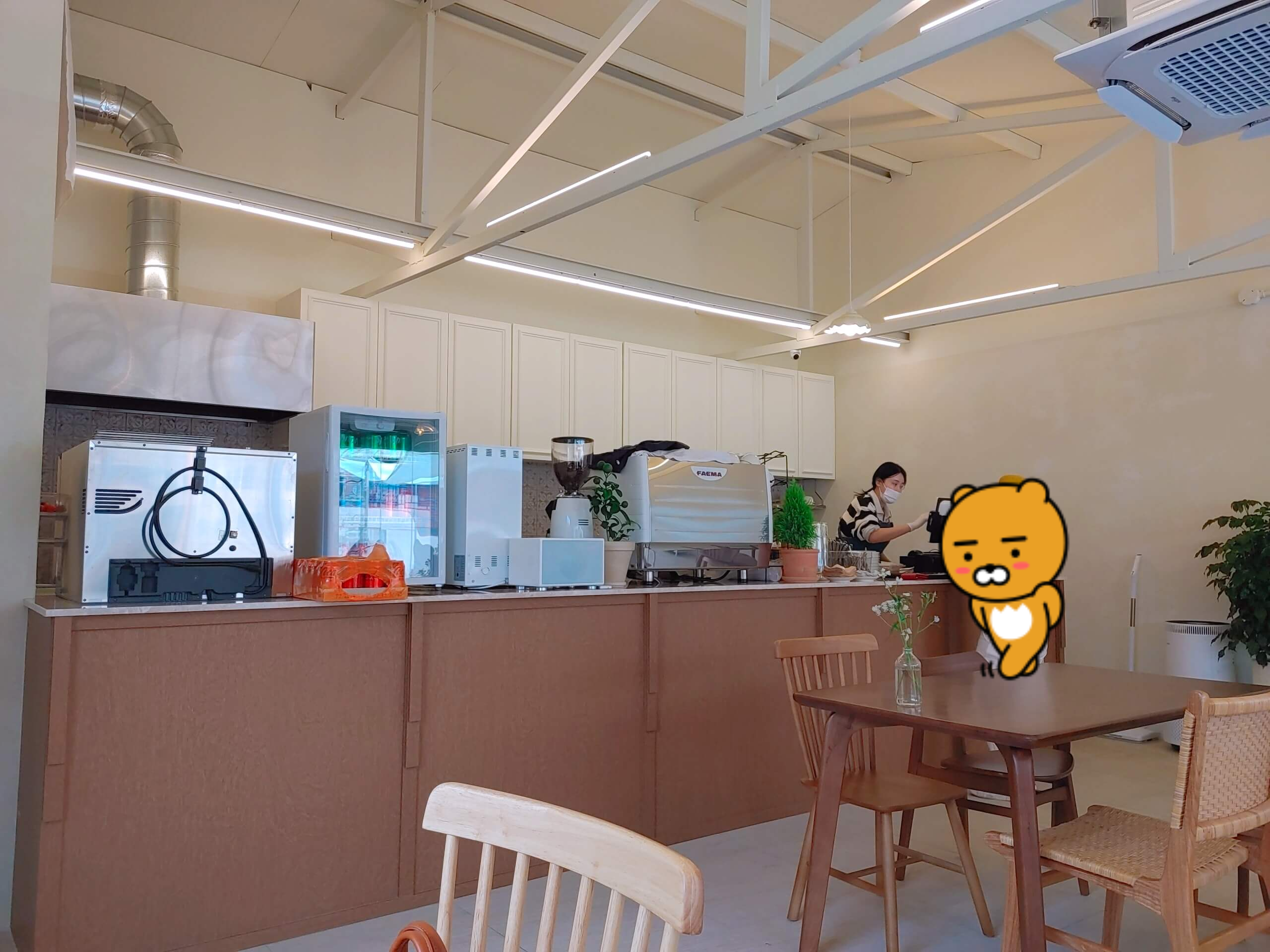 김해-브런치카페-마조네뜨-실내