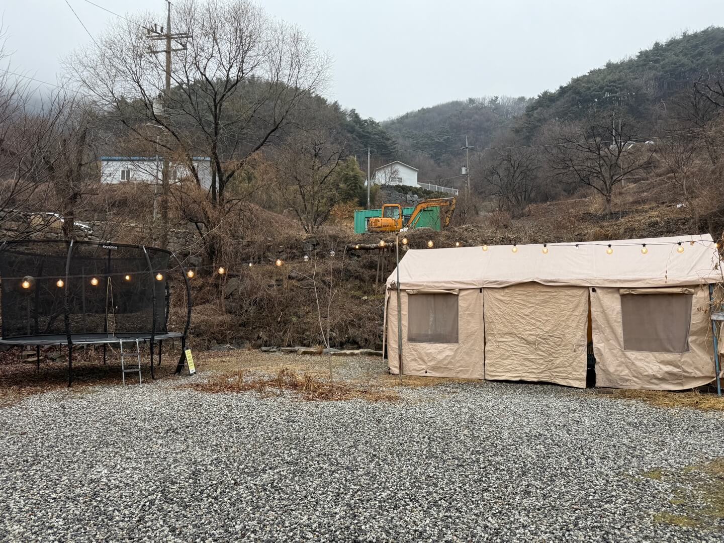 천안 펜션 바베큐장과 트램폴린 공간