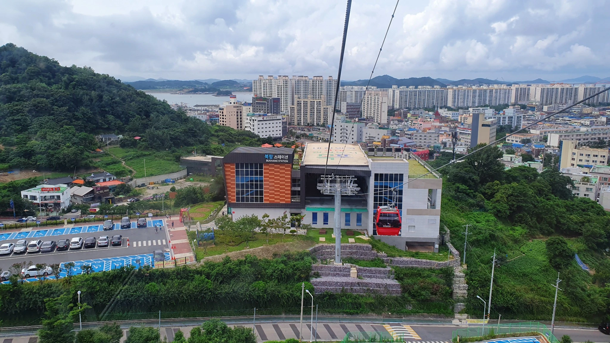 맑은 하늘과 구름 사이로 운행되는 목포 해상 케이블카