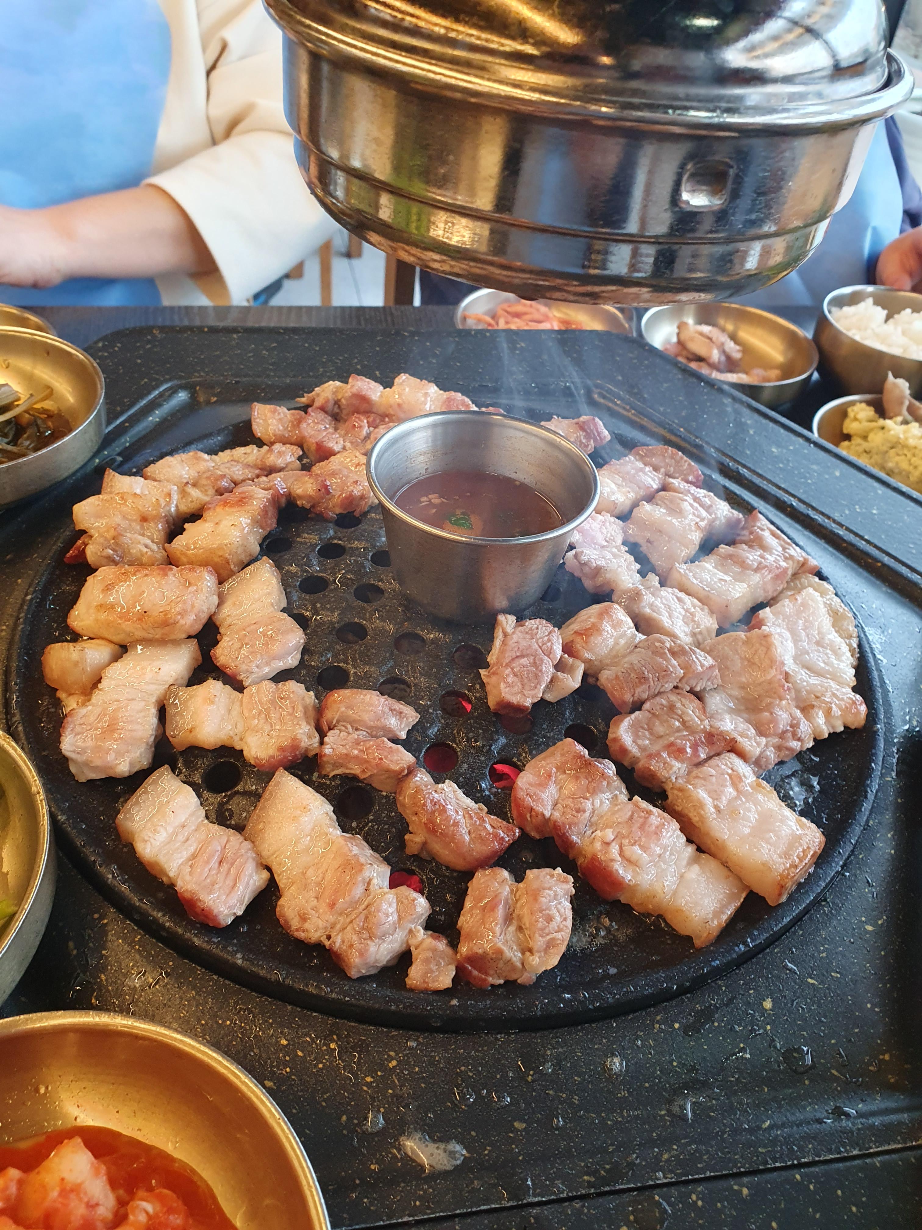 잘익고 있는 흑돼지 삼겹살과 목살