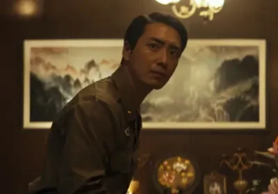 군복을 입고 서 있는 영화 서울의 봄에서 권 준위를 연기하는 이준혁