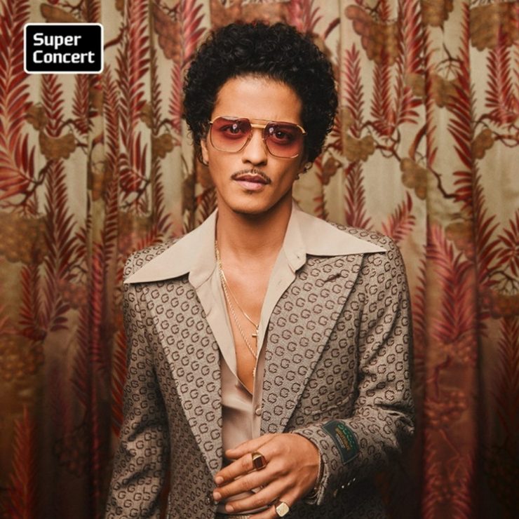 선글라스 끼고 정면을 바라보고있는 브루노 마스