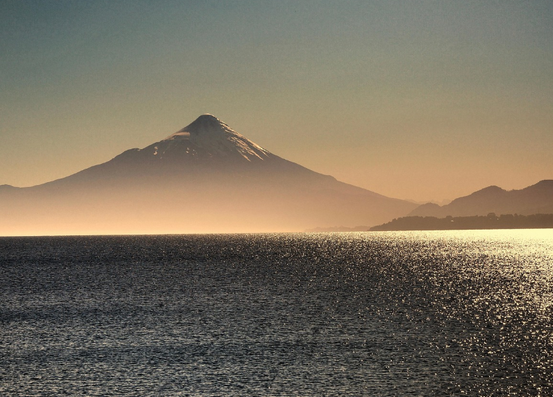 석양 속의 오소르노 산의 모습