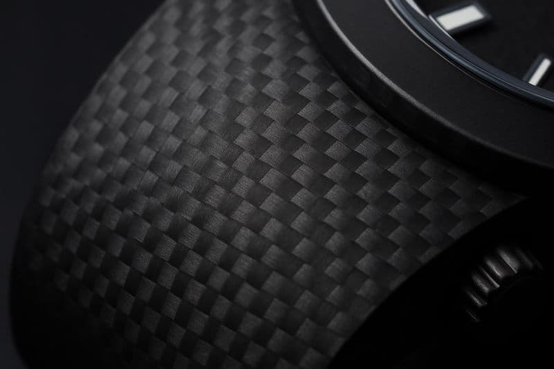 정밀한 짜임과 패턴이 강조된 카본 파이버 소재 고급 시계 케이스