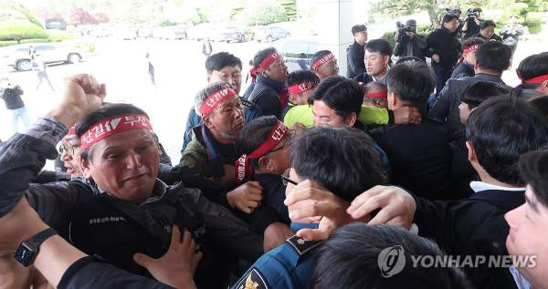 화물연대 물리적 충돌: 경남 경찰청 진입, 공권력 규탄 대치와 BGF리테일 교섭 갈등 심층 분석