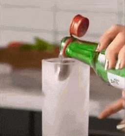 참이슬 오리지날 빨깐 뚜껑 소맥 제조 과정 중 컵 바닥 두드리기