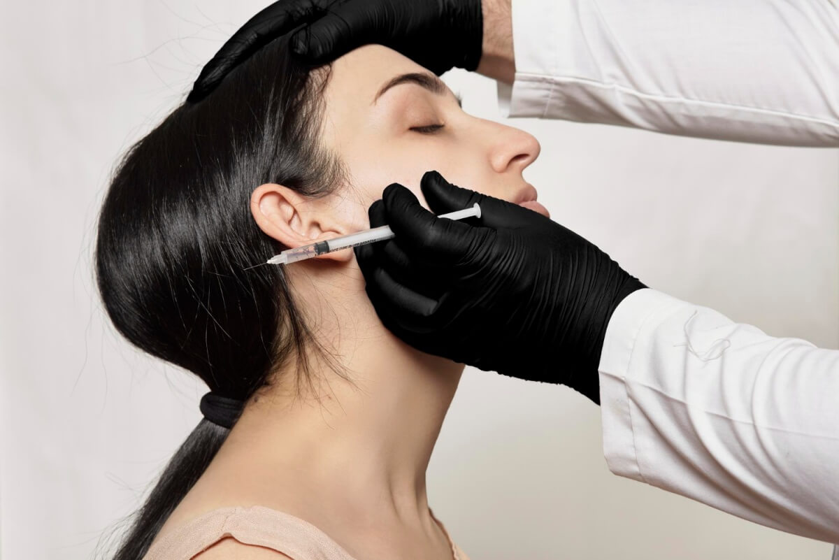 턱보톡스-시술을-받는-여성