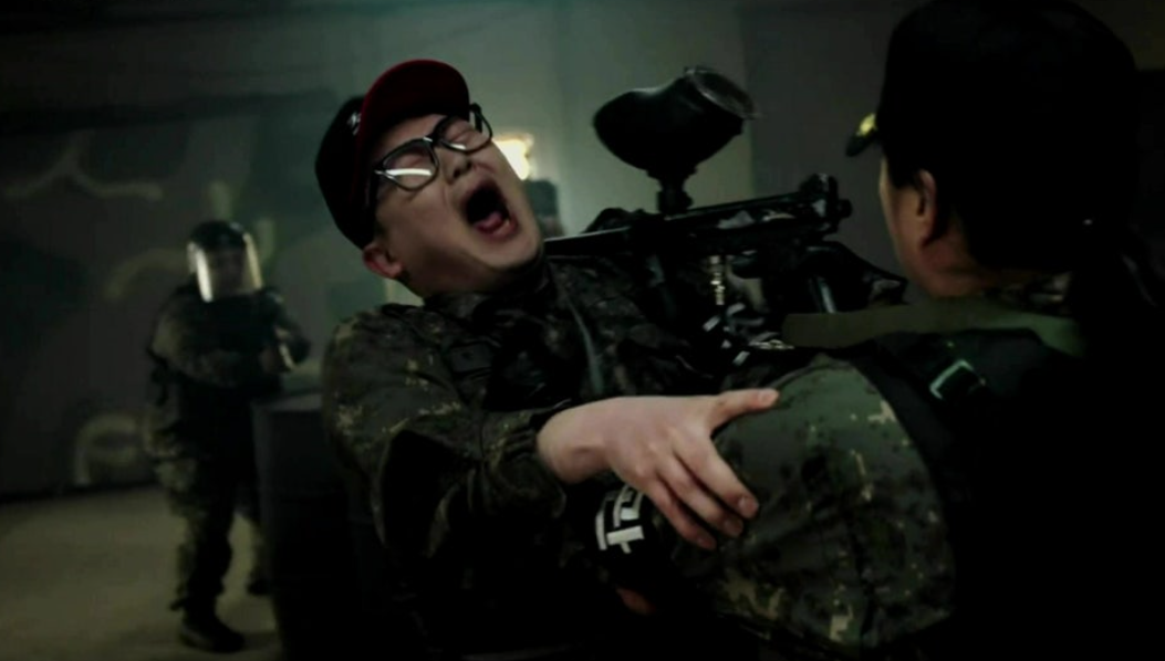 신병3 4화 줄거리 리뷰 속 박민주 중사가 동생 박민석을 방패로 활용하는 모습