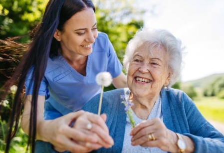 요양보호사와 행복한 하르를 시작하는 모습