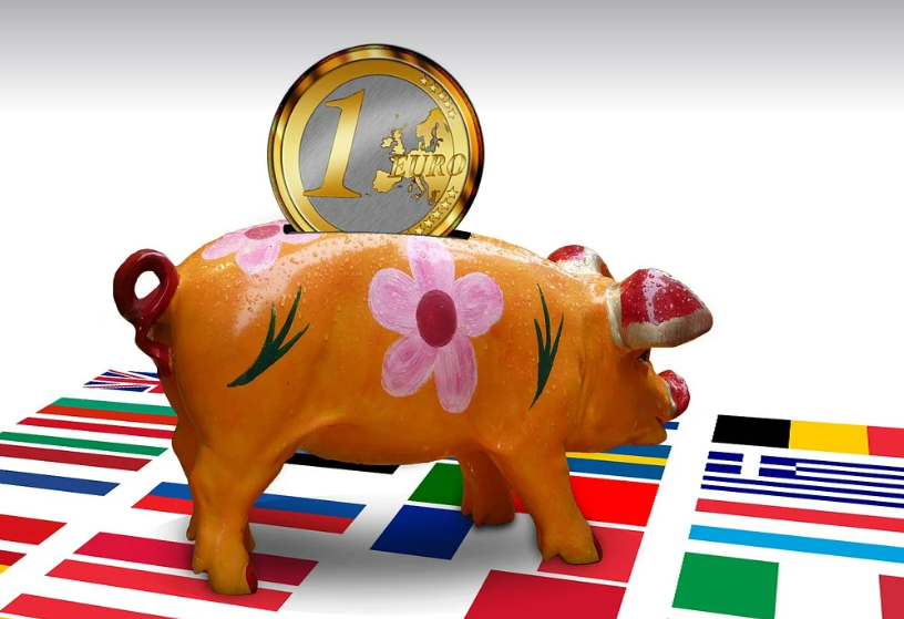 돼지저금통에 동전 넣는 사진