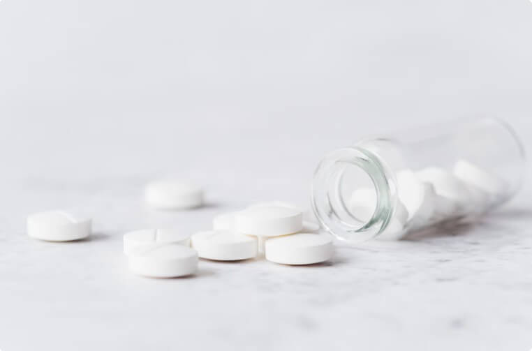 바닥에 놓여있는 알약