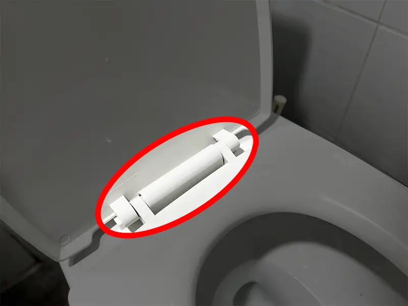 양변기 시트 고정부는 소변지린내의 원인이 됩니다.