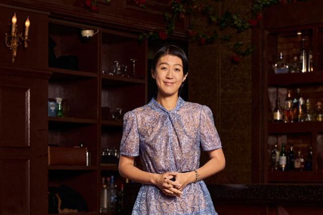 방송인 홍진경이 두 손을 모으고 서 있는 모습