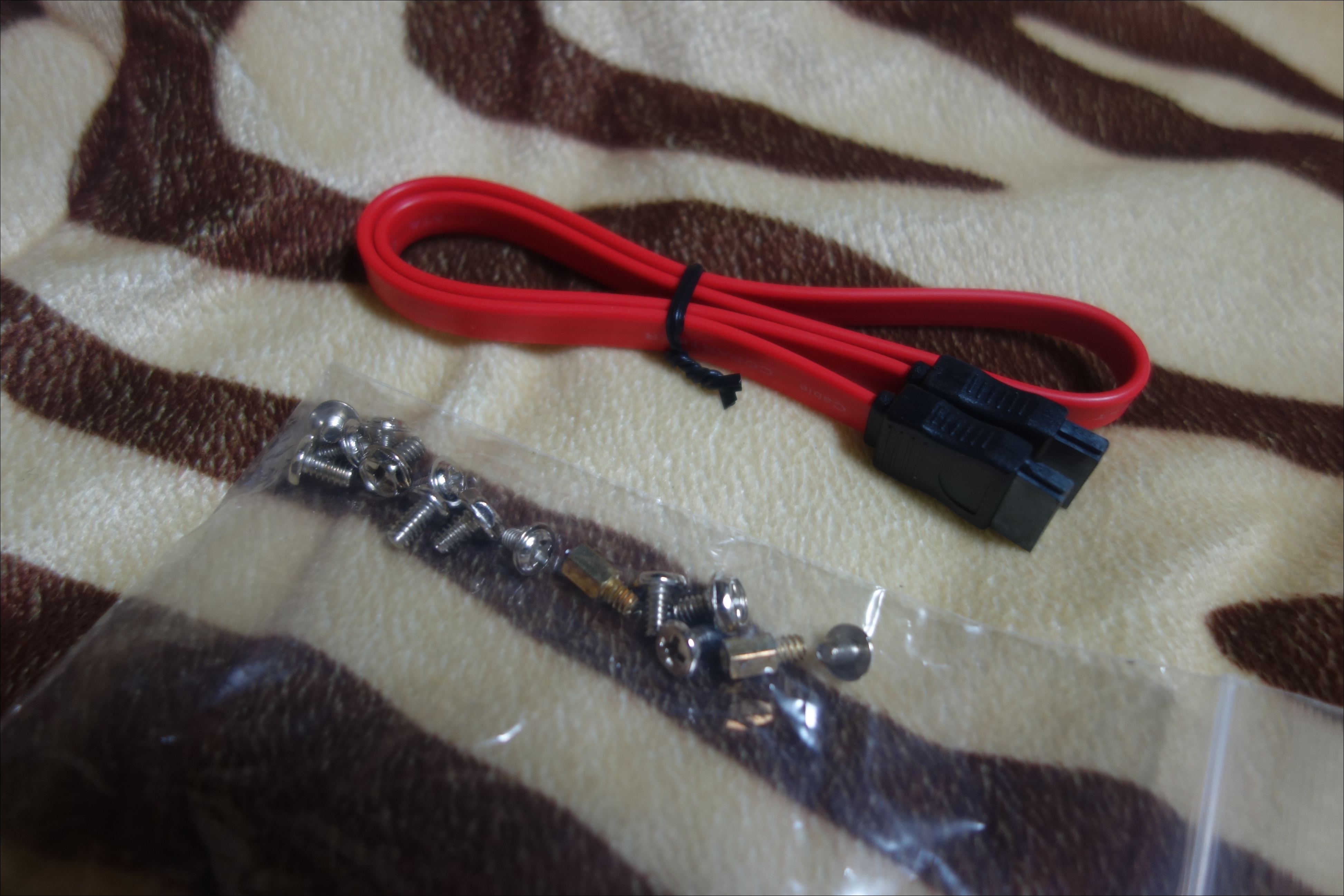 데스크톱 메인보드에 연결하는 SATA 3.0 케이블