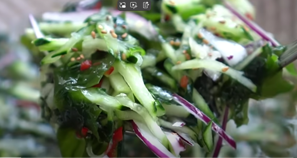 &quot;미역냉국: 시원함과 건강을 동시에&quot;에 대한 이미지입니다.