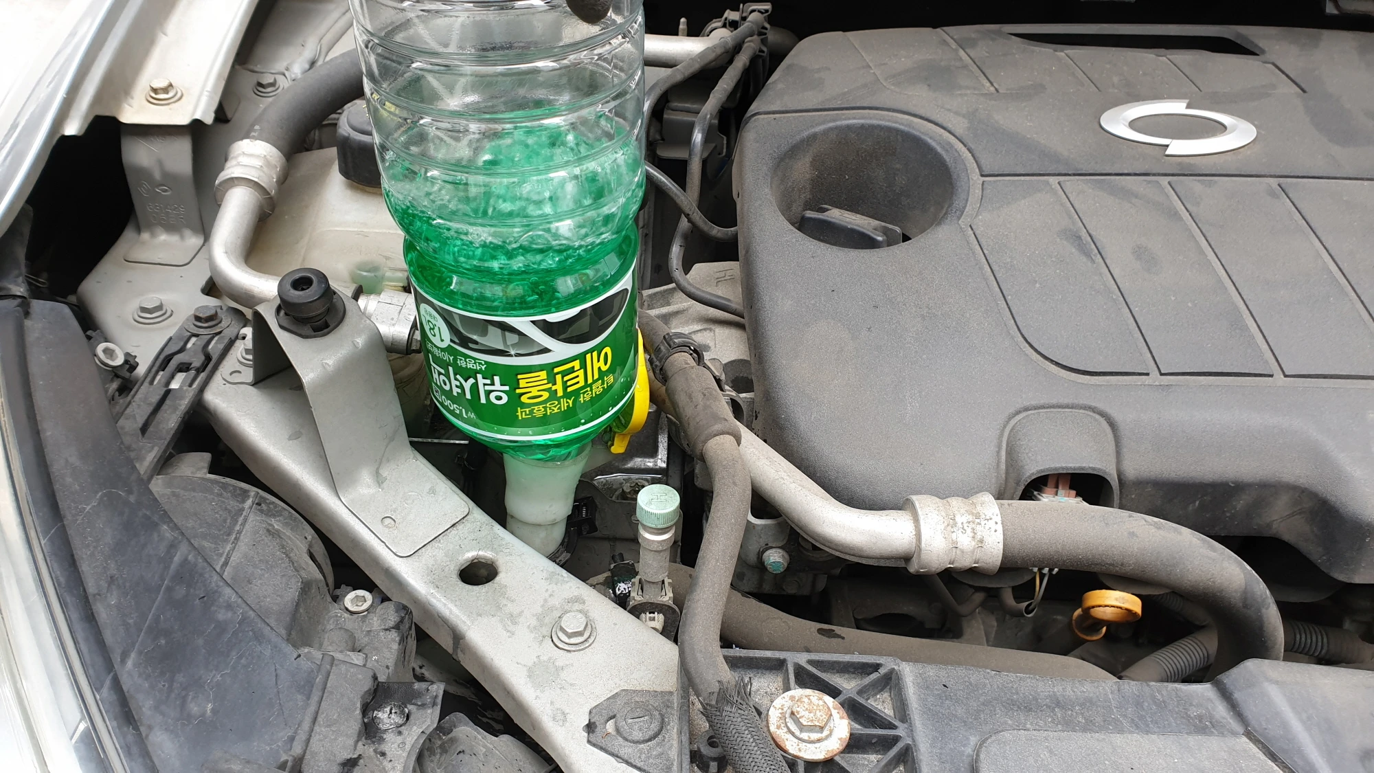 워셔액 보충하는 모습