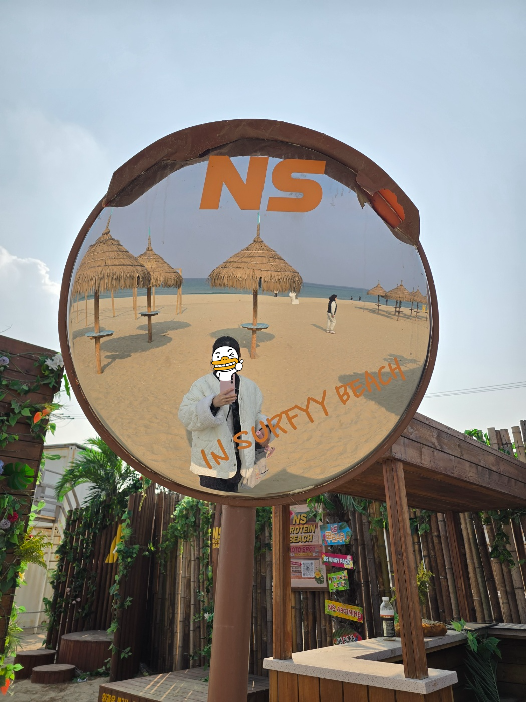 해변에 있는 거울에서 셀카