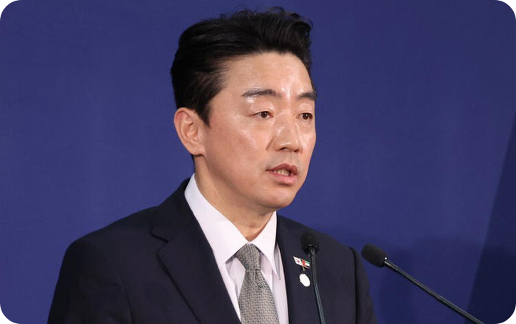 Kang Hoon-sik, the Chief Presidential Secretary, gives a briefing on President Lee Jae-myung&rsquo;s strategic economic cooperation envoy achievements at the Korean Press Center in a hotel in Abu Dhabi, United Arab Emirates (UAE), on the 18th. [Photo = Yonhap News]