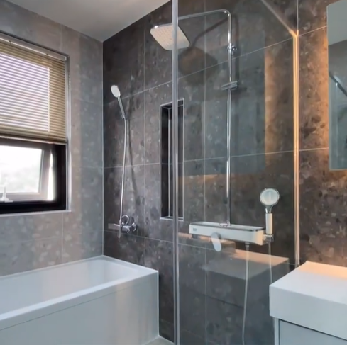 욕조가 구비되어 있는 화장실