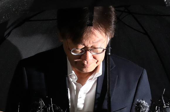 특정경제범죄 가중처벌 등에 관한 법률 위반, 위증교사 등의 혐의를 받는 이재명 더불어민주당 대표가 지난 9월 26일 오전 서울 서초구 서울중앙지방법원에서 열린 구속 전 피의자 심문(영장실질심사)에 출석하고 있다. [사진=뉴시스]