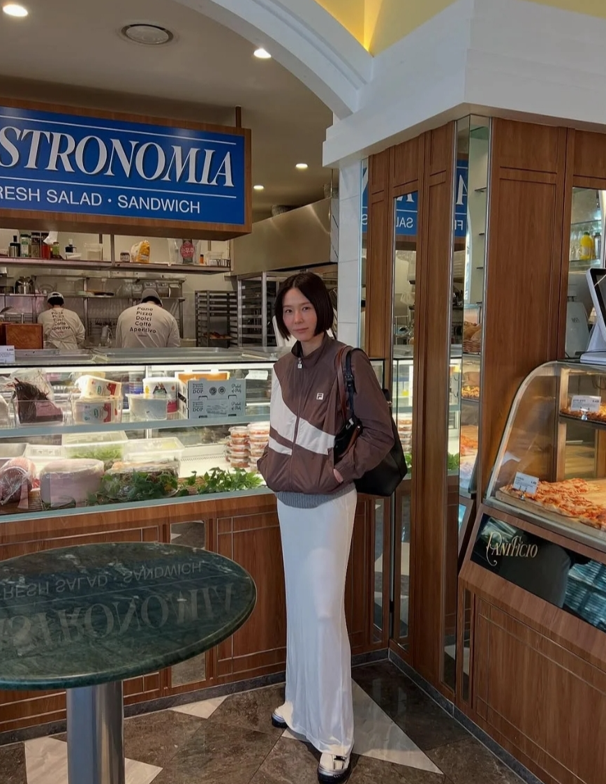 김나영의 바람막이에 스커트나 바지를 매치한 편안한 스타일