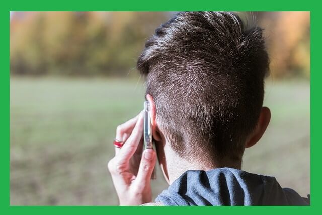 콜택시-전화하는-남자