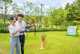 국궁 체험하며 웃는 커플