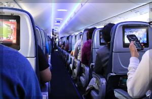 사람들이 비행기 안에 앉아있다