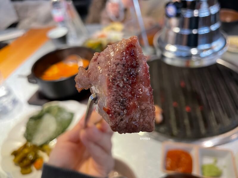 꿉당 메뉴 - 직화로 먹음직스럽게 구워진 목살 한점