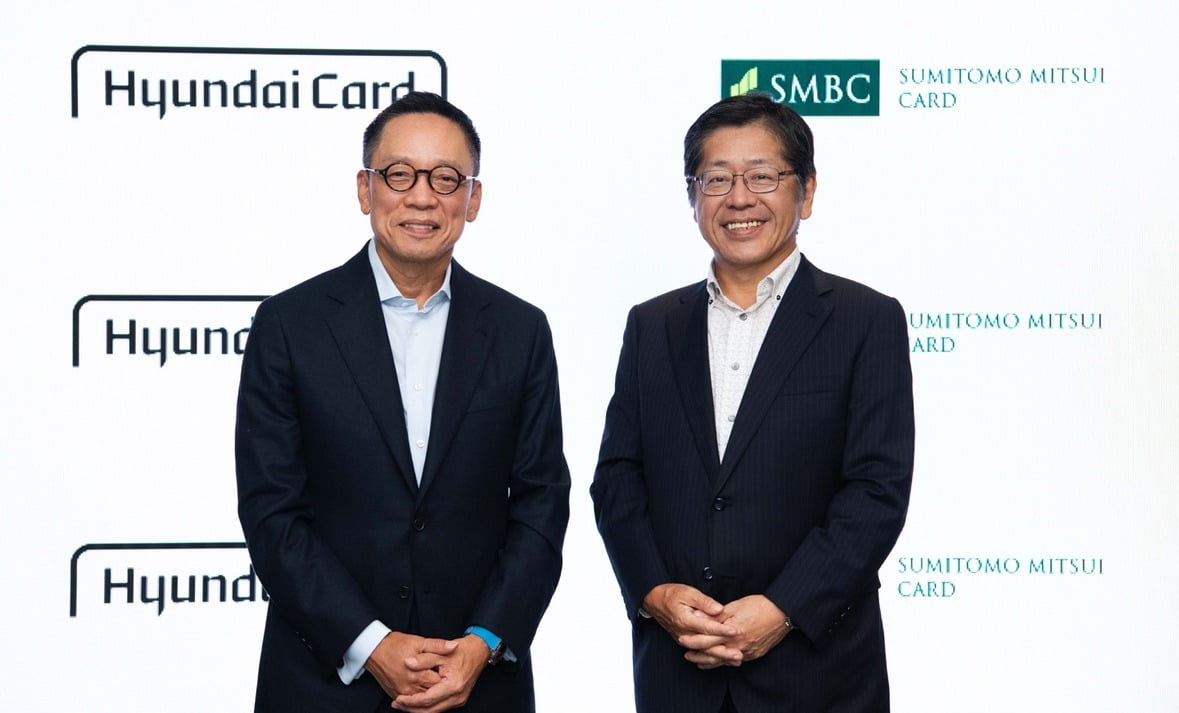정태영 부회장(왼쪽)과 오니시 유키히코 SMCC 사장이 10월 16일 오후 일본 도쿄 SMCC 사옥에서 조인식을 마치고 기념 사진을 촬영하고 있다. 현대카드는 이번 소프트웨어 수출로, 독자적인 데이터 사이언스 역량과 기술력을 글로벌 시장에서 인정받았다.