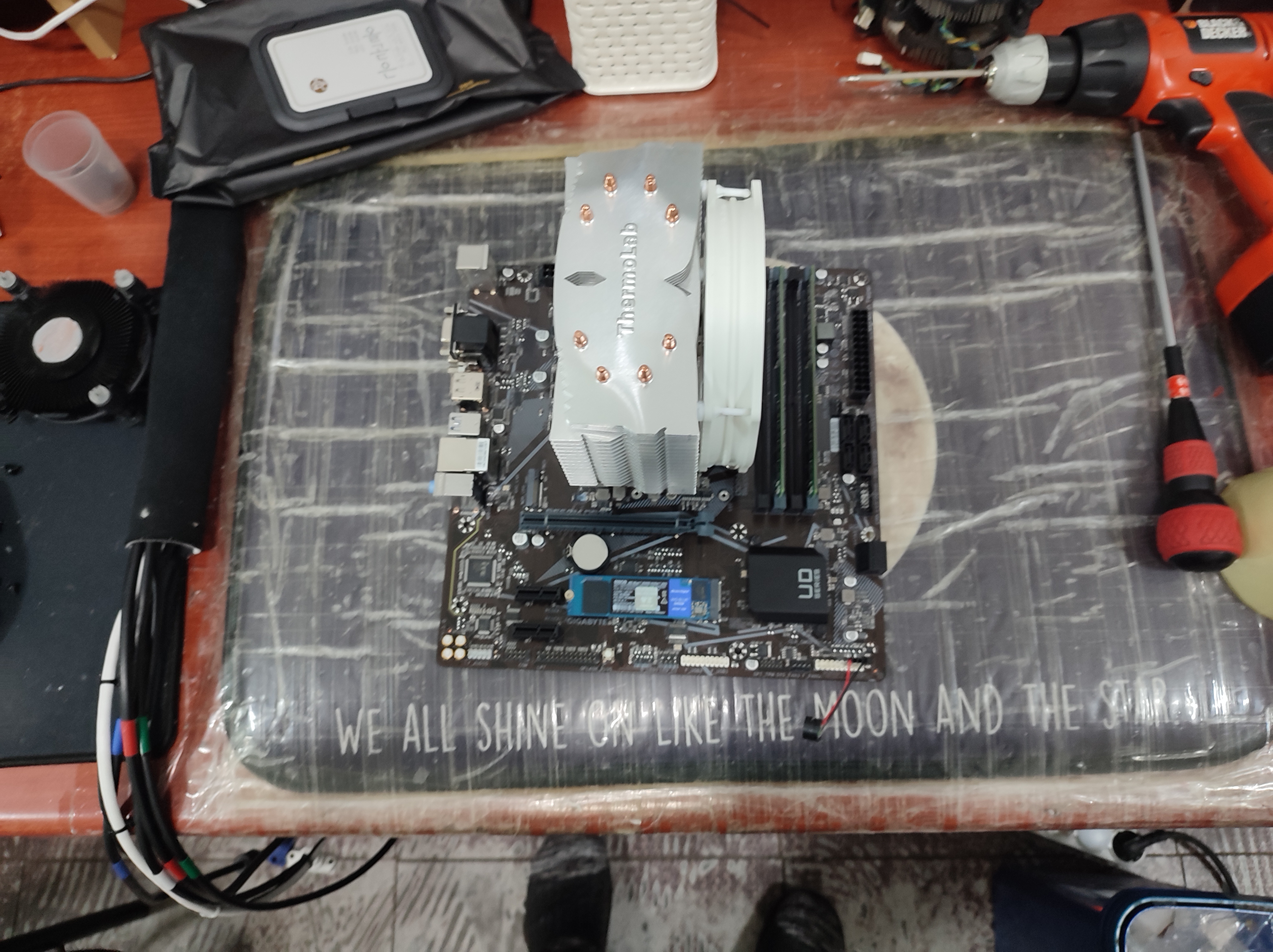 써모랩 트리니티 LED 쿨러를 메인보드와 결합 중