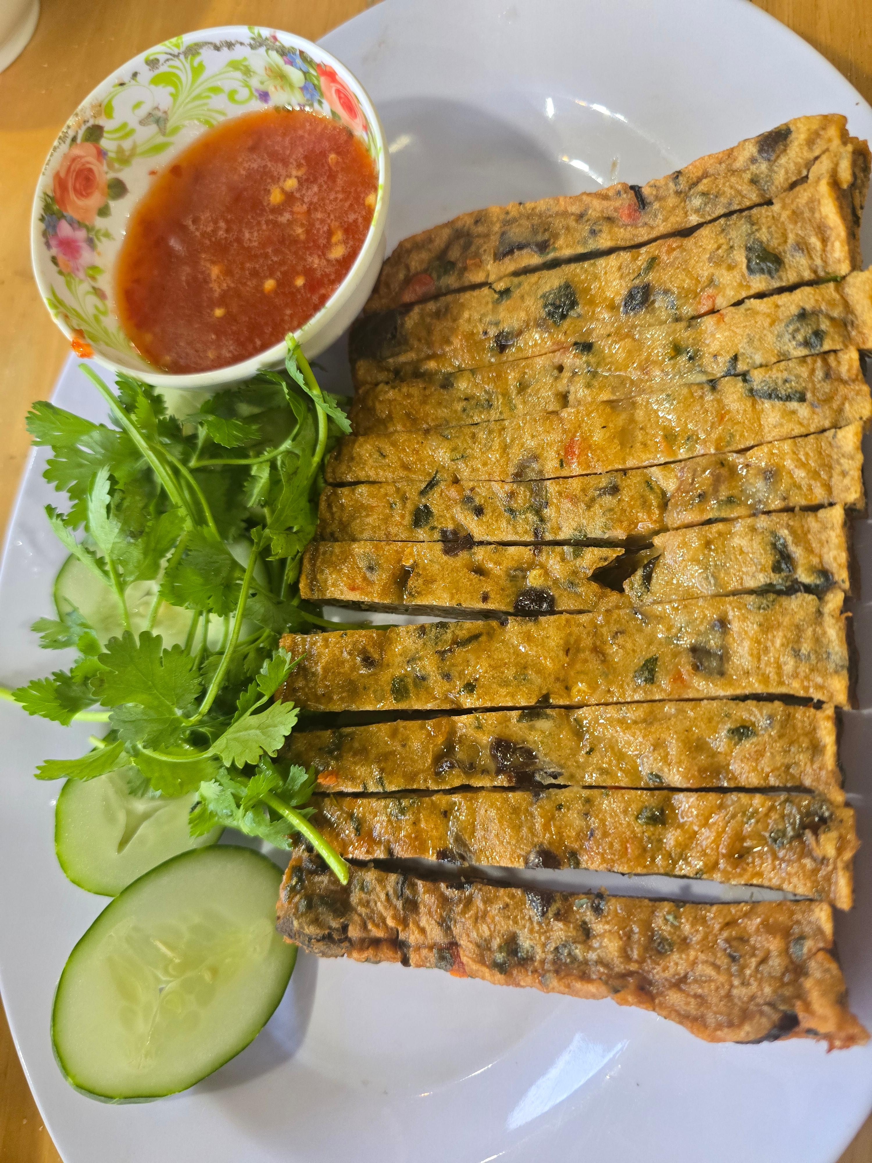 베트남식 소세지 오믈렛 — 달걀과 채소, 허브를 넣은 전통 반찬