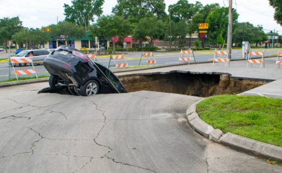 싱크홀 사고 관련 이미지