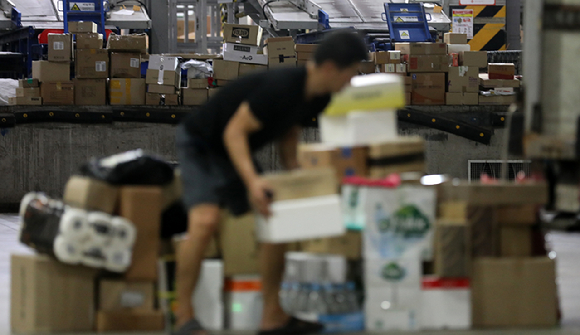 배송기사가 물건을 정리하는 모습. 기사와 직접적인 관련이 없는 사진 [사진=뉴시스]