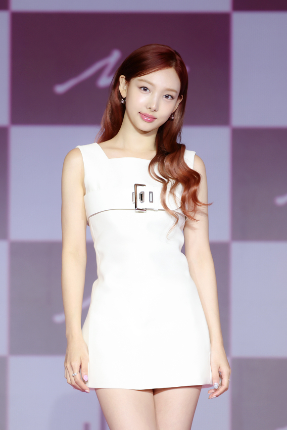 트와이스 나연이 13일 서울 송파구 모처에서 열린 솔로 미니 2집 'NA' 발매 기념 기자간담회에서 포즈를 취하고 있다. [사진=JYP엔터테인먼트]