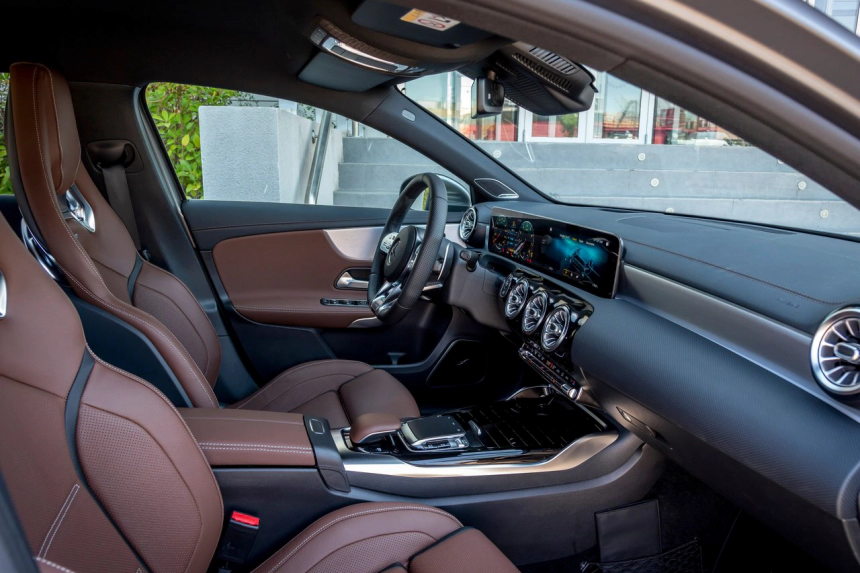 AMG A45 4matic+ 실내 인테리어