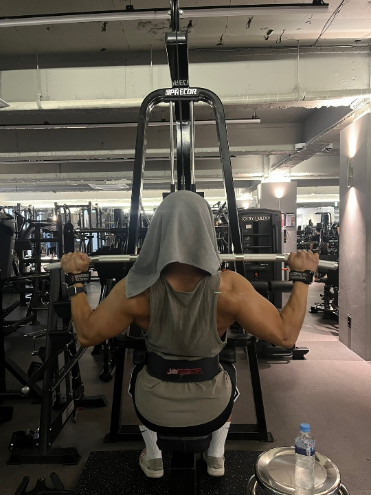 와이드 그립 랫풀다운 수축자세