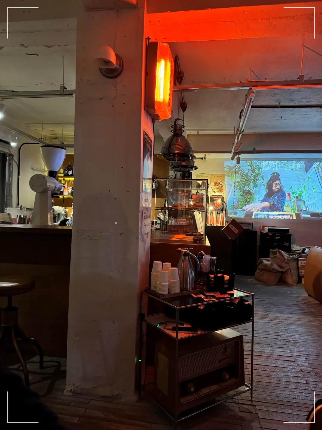 라프터커피바-수원-행궁동-카페-내부-소파-영상