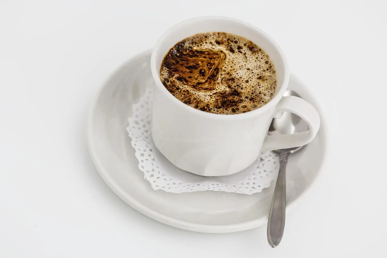 실내 디퓨저에서 발생한 향기 성분이 공기 중에 퍼지는 장면