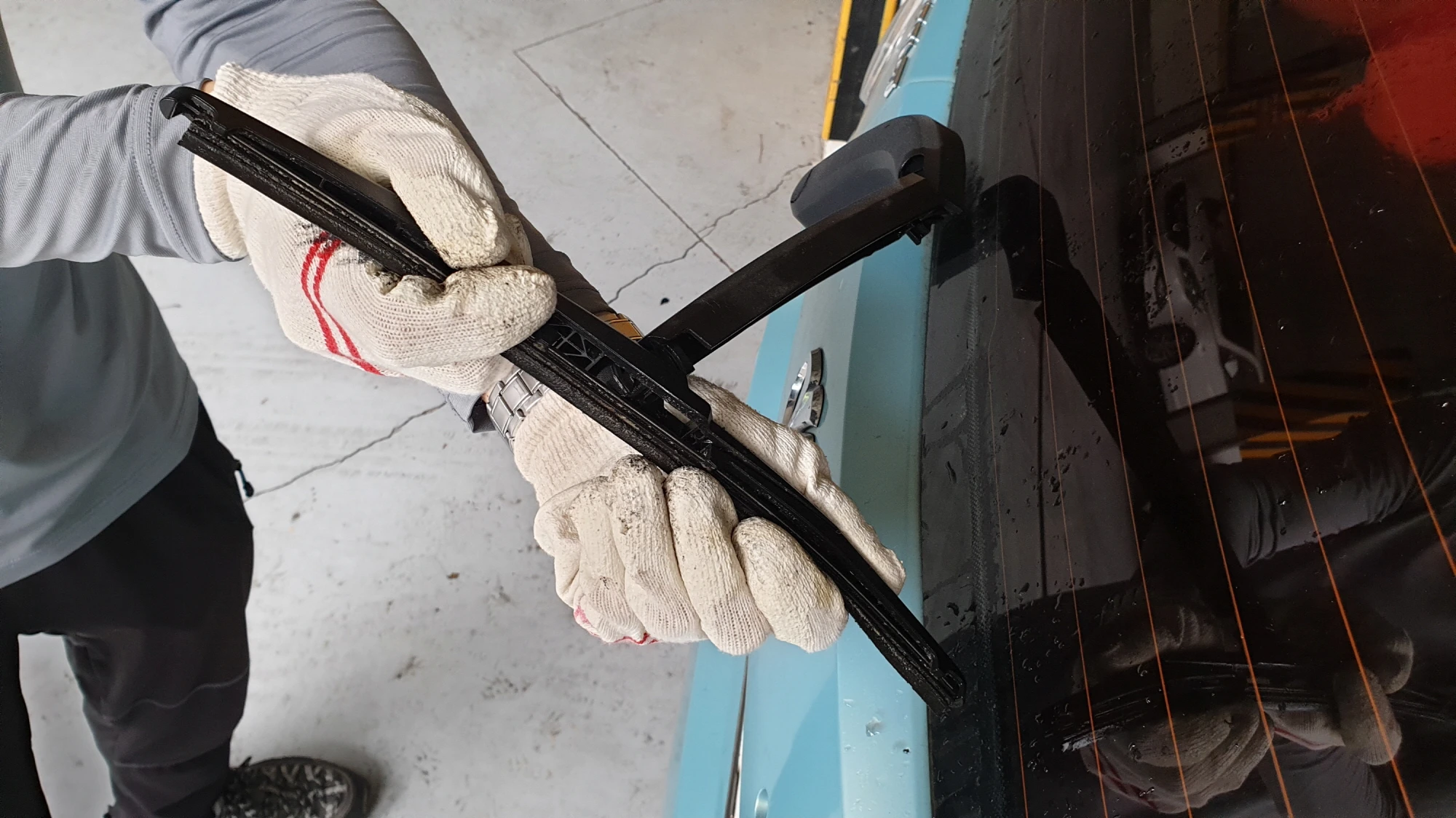 리어와이퍼 끼우는 모습