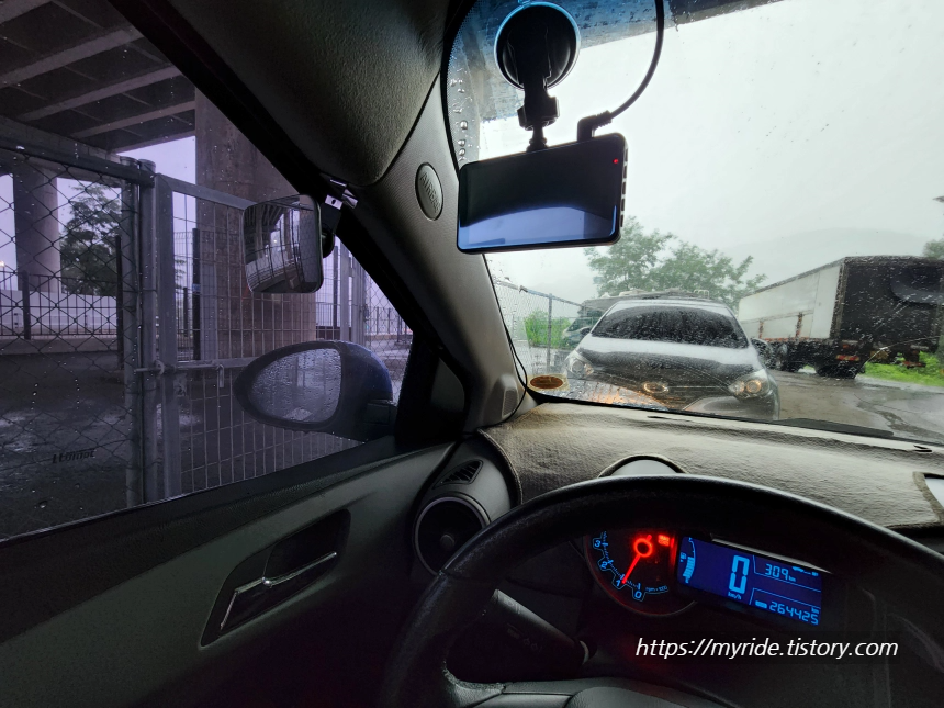 비오는 날, 교량 밑에서 에어컨을 즐기는 자